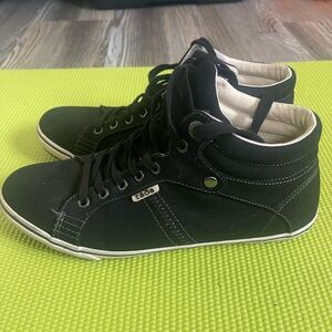 Taos Sneakers black canvas high top - excellent condition size 10 us women